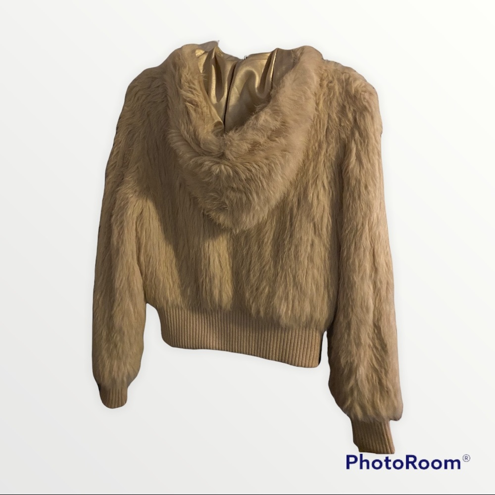 Warm up in this 💯 rabbit bomber style jacket with hood barely worn